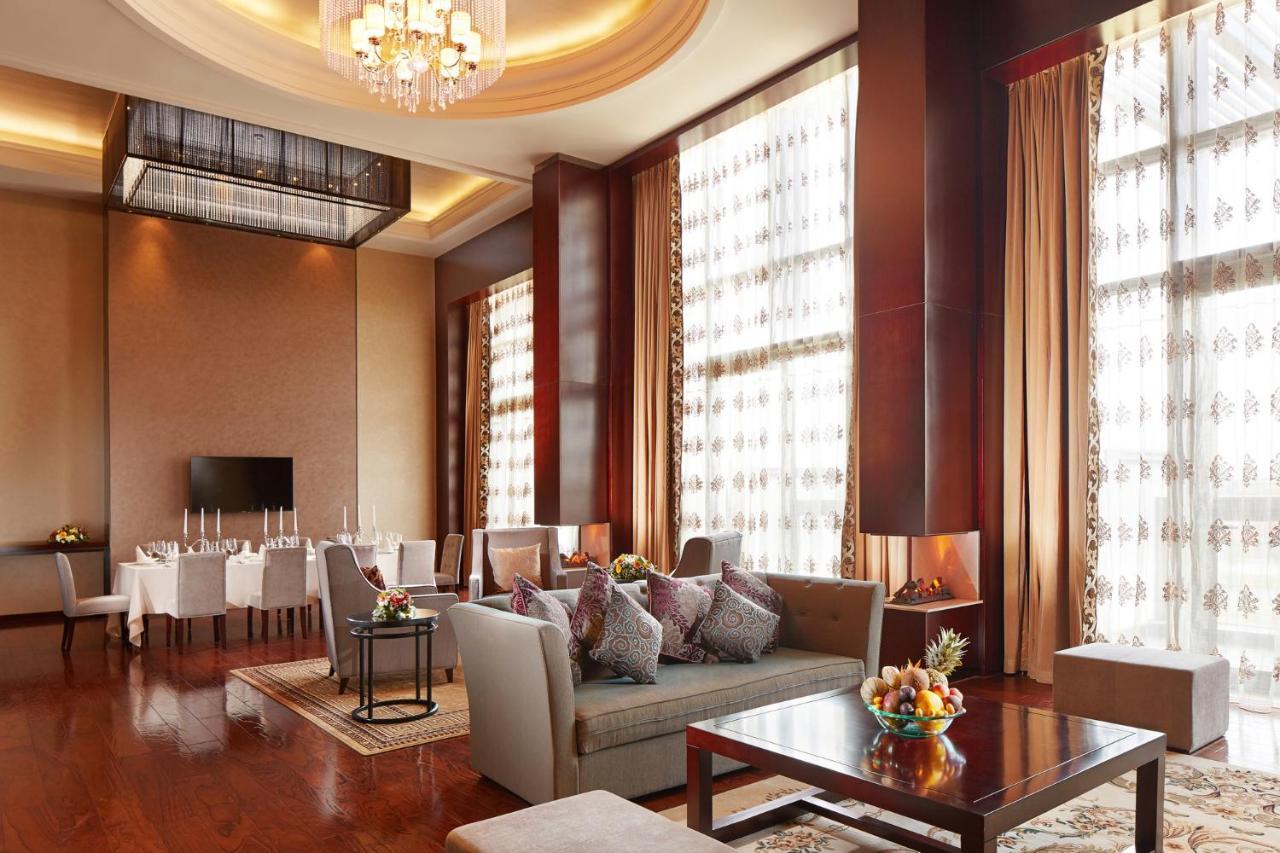 Beijing Hotel Минск Екстериор снимка A suite at the hotel