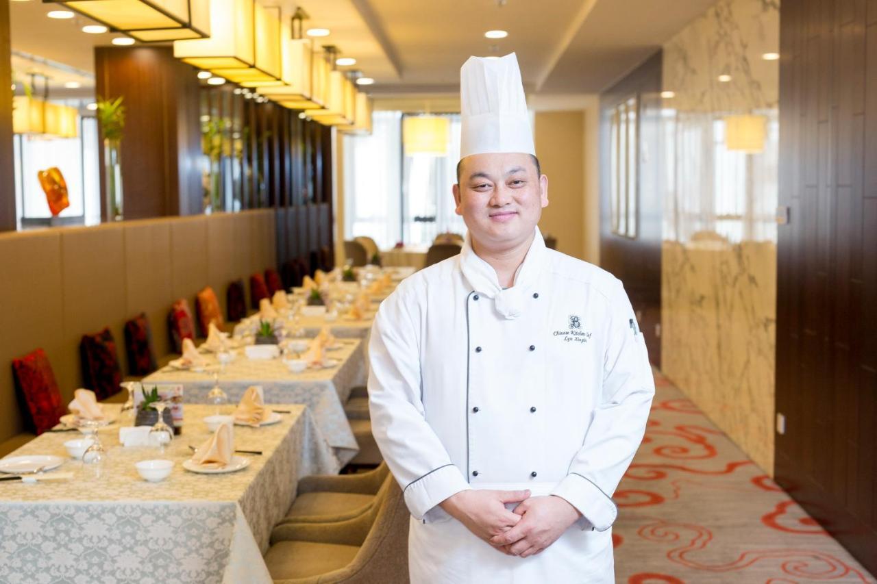 Beijing Hotel Минск Екстериор снимка Chef in a restaurant