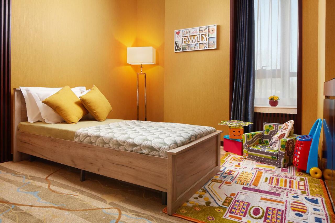Beijing Hotel Минск Екстериор снимка A bedroom